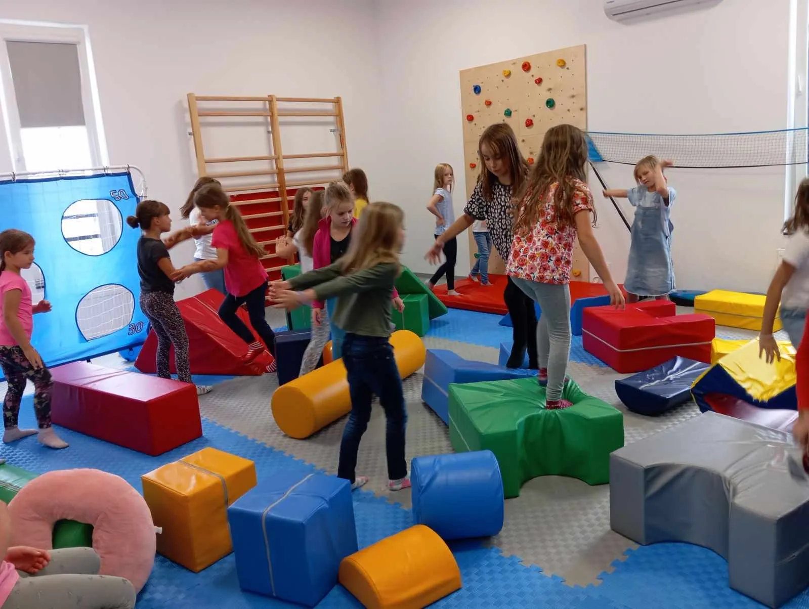 Sala gimnastyczna ze ścianką wspinaczkową i miękkimi klockami do zabawy